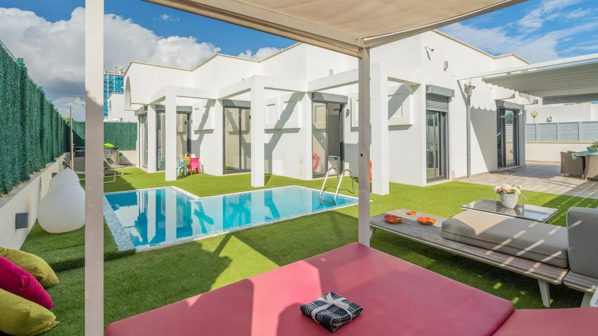 Seaside Villa With Swimming Pool 圣玛加利达